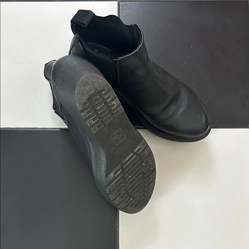 Rare Dr. Martens Black Platform “Aerial Chelsea Boots” size 9